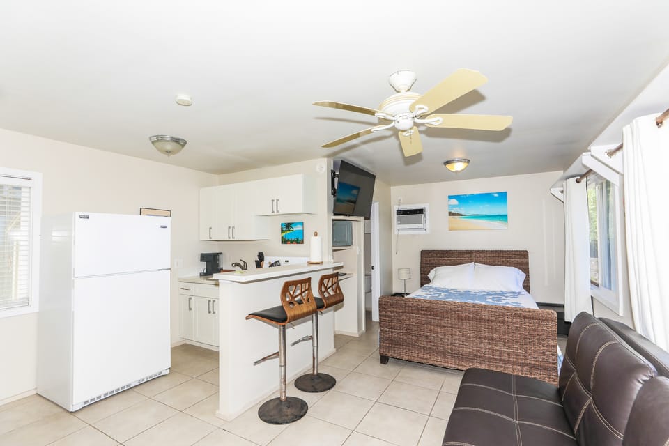 Monthly Stays! Waimanalo Beach Cottages, Unit 1 Cottage in Honolulu
