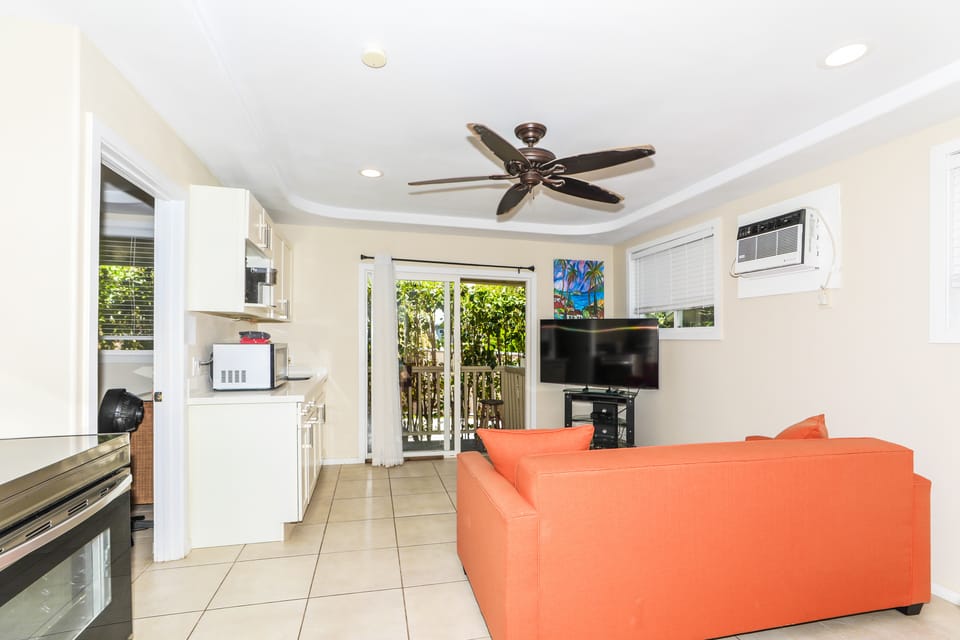 Stroll to Sand! Waimanalo Beach Cottages, Unit 3 Cottage in Honolulu