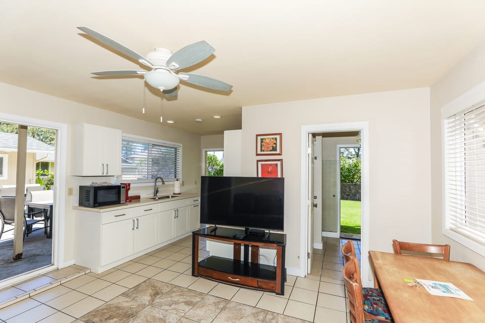 Steps to Beach! Waimanalo Beach Cottages, Unit 10 Cottage in Honolulu