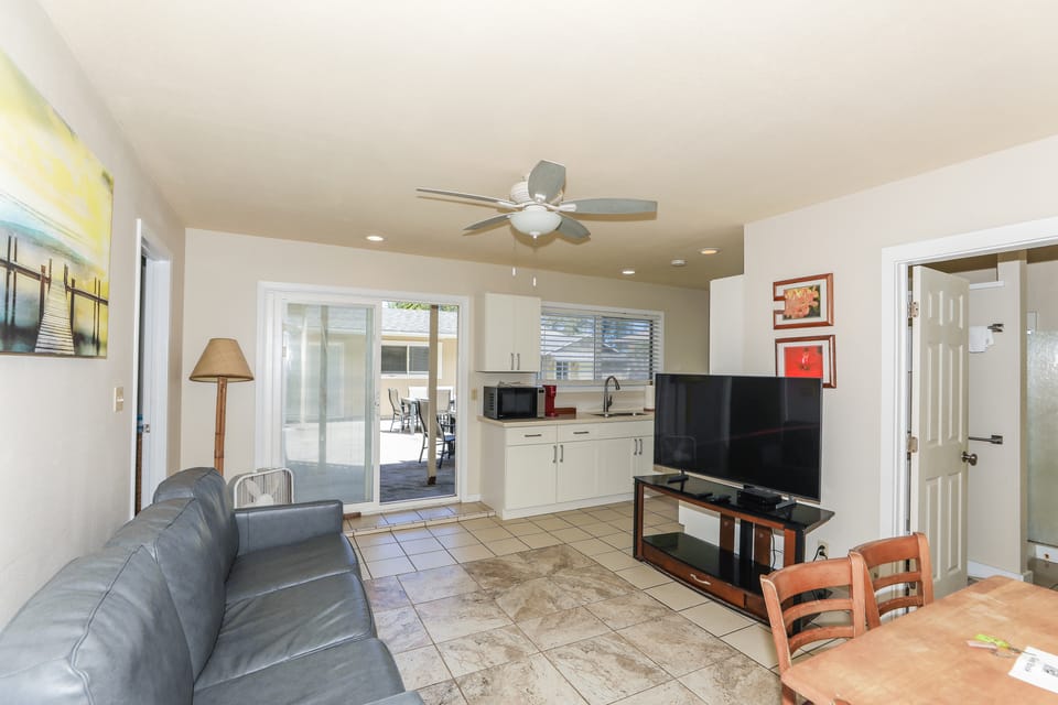 Steps to Beach! Waimanalo Beach Cottages, Unit 10 Cottage in Honolulu