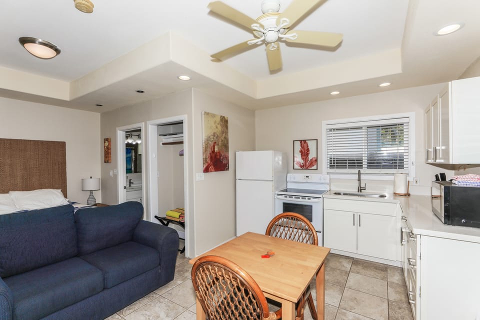 Waimanalo Beach Cottages - Large Studio, Unit 4 Cottage in Honolulu