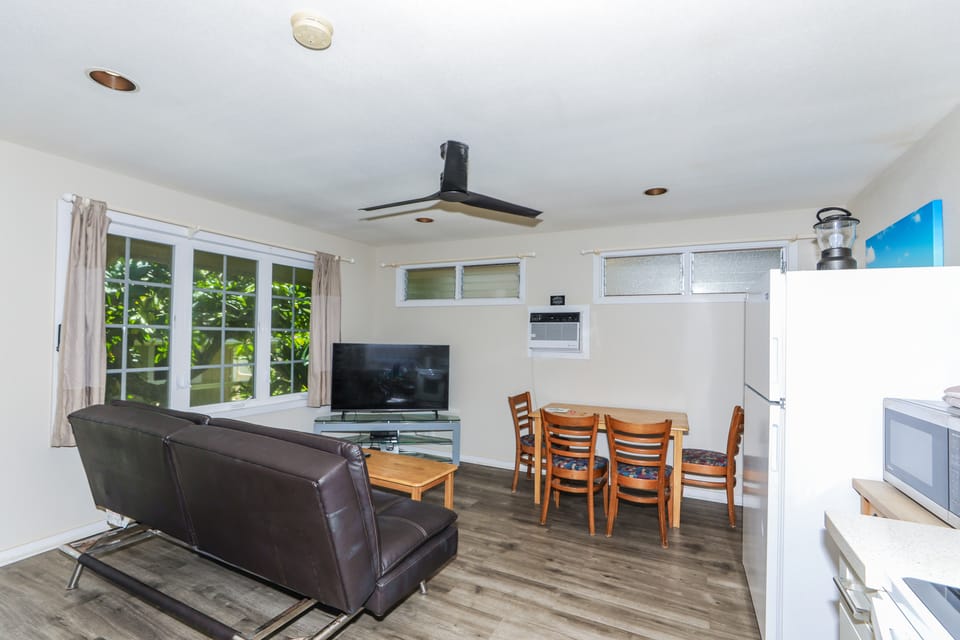 Walk to Ocean! Waimanalo Beach Cottages: Unit 5 Cottage in Honolulu