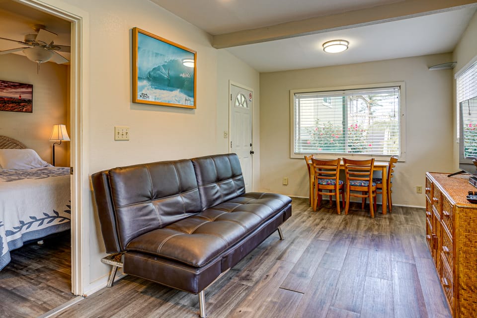 Monthly Base! Waimanalo Beach Cottages: Unit 6 Cottage in Honolulu