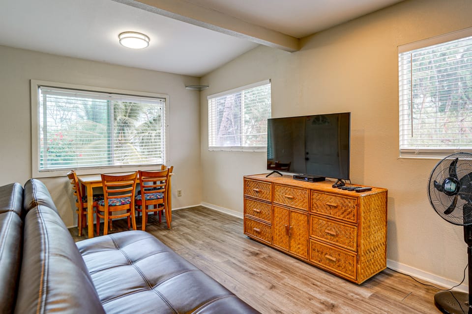 Monthly Base! Waimanalo Beach Cottages: Unit 6 Cottage in Honolulu