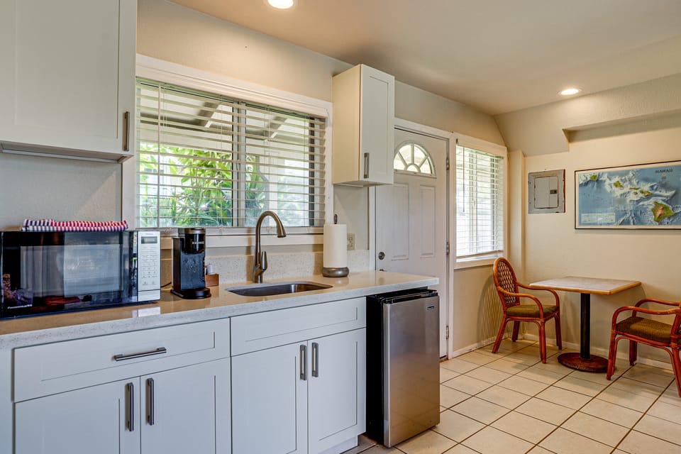 Walk to Shore! Waimanalo Beach Cottages, Unit 9 Cottage in Honolulu