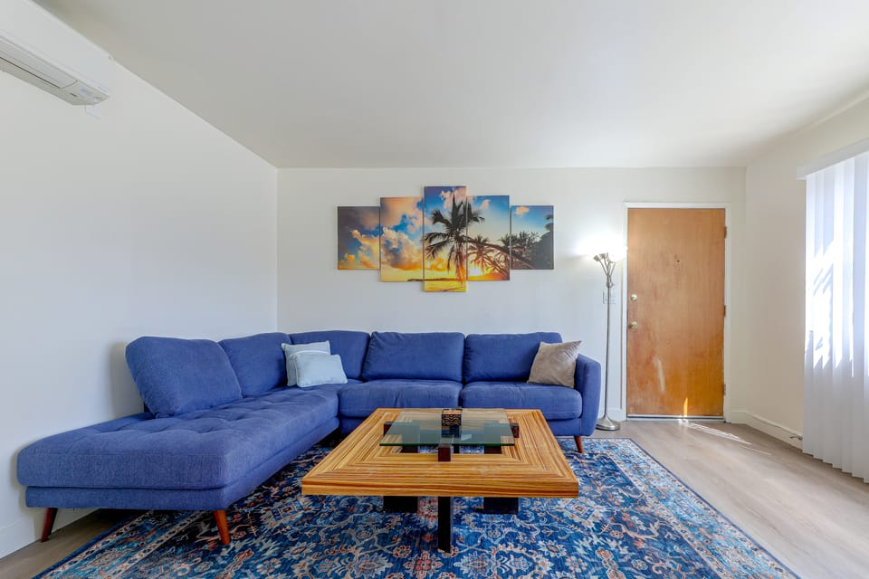 Quaint & Cozy Hideaway! 15 Min to LAX Apartment in Westmont