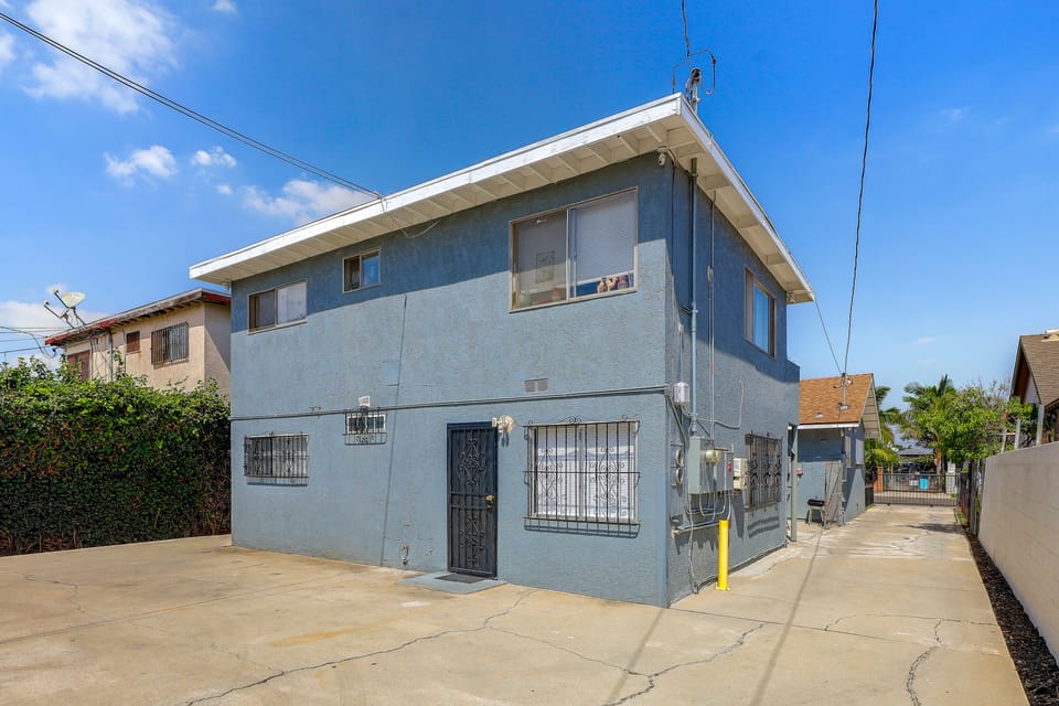 Quaint & Cozy Hideaway! 15 Min to LAX Apartment in Westmont