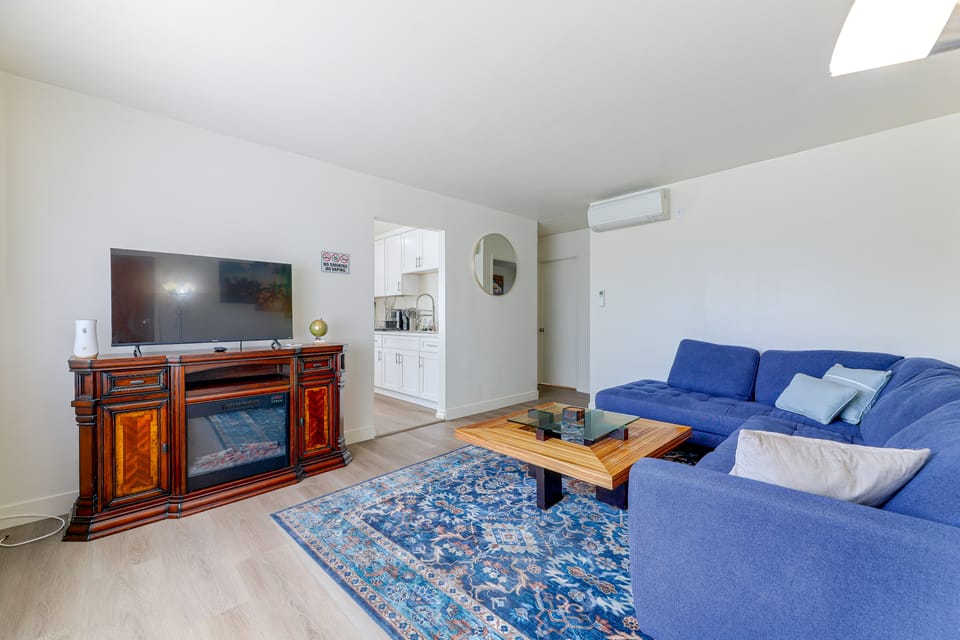 Quaint & Cozy Hideaway! 15 Min to LAX Apartment in Westmont