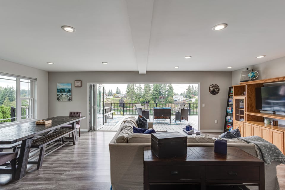 Dock & Views! Waterfront Lake Tapps Retreat House in Washington