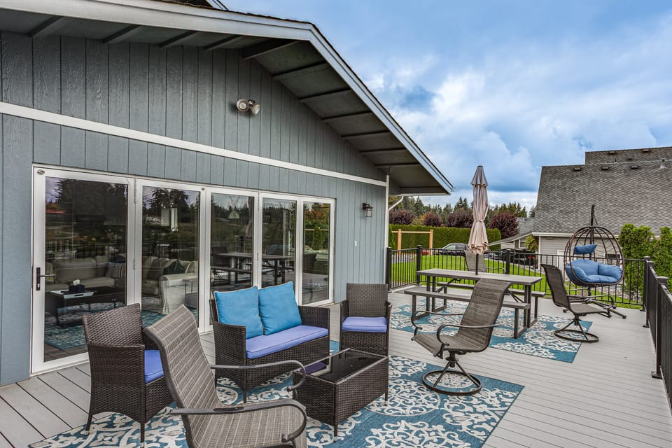 Dock & Views! Waterfront Lake Tapps Retreat House in Washington