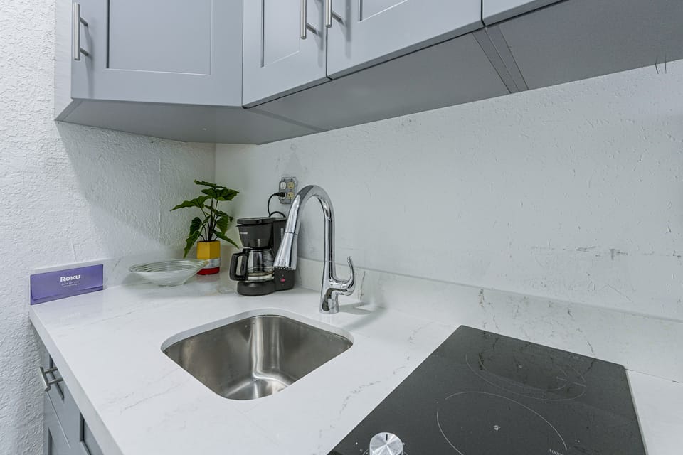 Chic North Miami Studio - 6 Mi to Beach! Apartment in Golden Glades