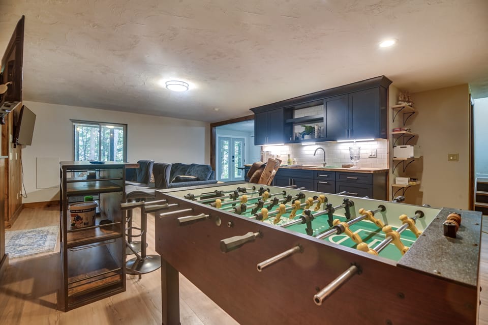 Hot Tub & Sauna! All-Season Retreat in Conway House in Madison