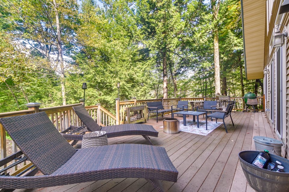 Hot Tub & Sauna! All-Season Retreat in Conway House in Madison