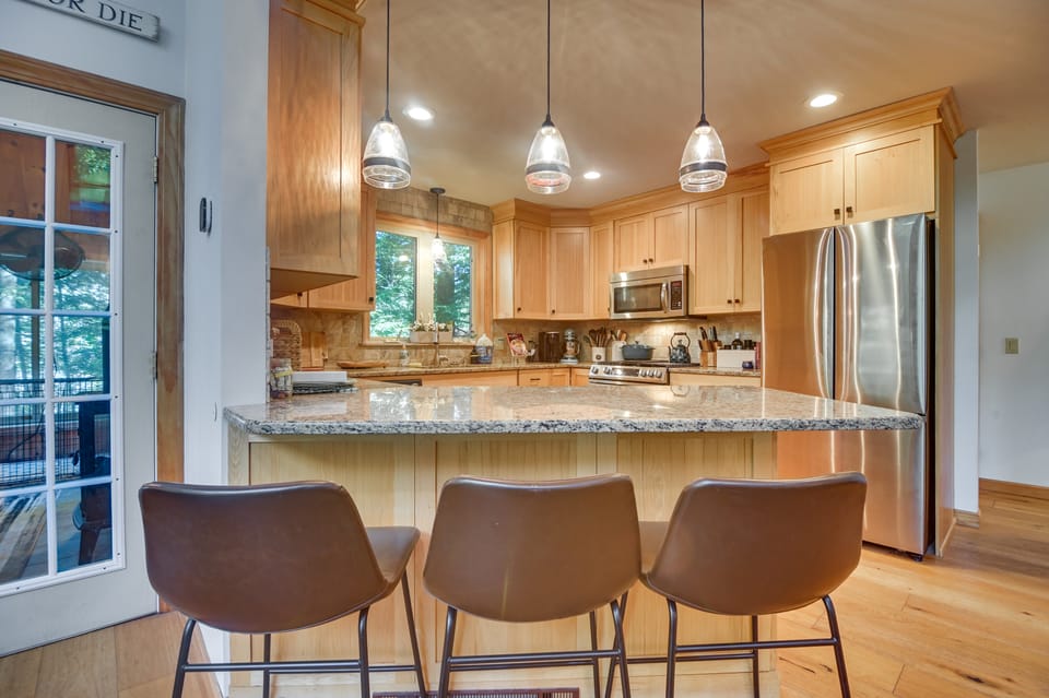 Hot Tub & Sauna! All-Season Retreat in Conway House in Madison