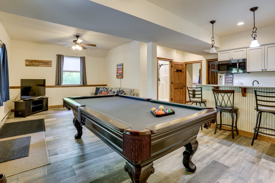 Masthope 5BR, 3BA Chalet Walk to Ski Area & Lodge House in Pennsylvania