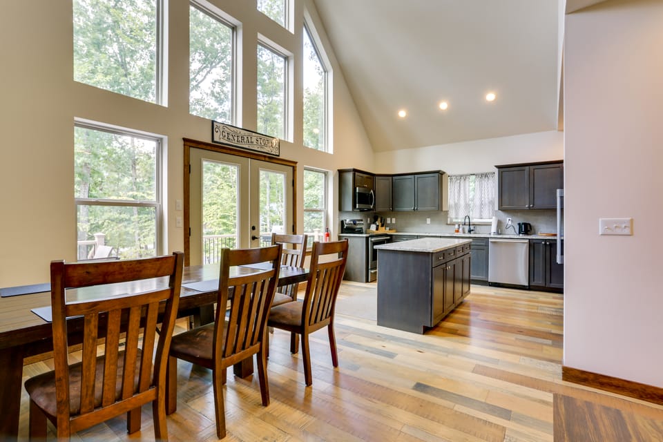 Masthope 5BR, 3BA Chalet Walk to Ski Area & Lodge House in Pennsylvania