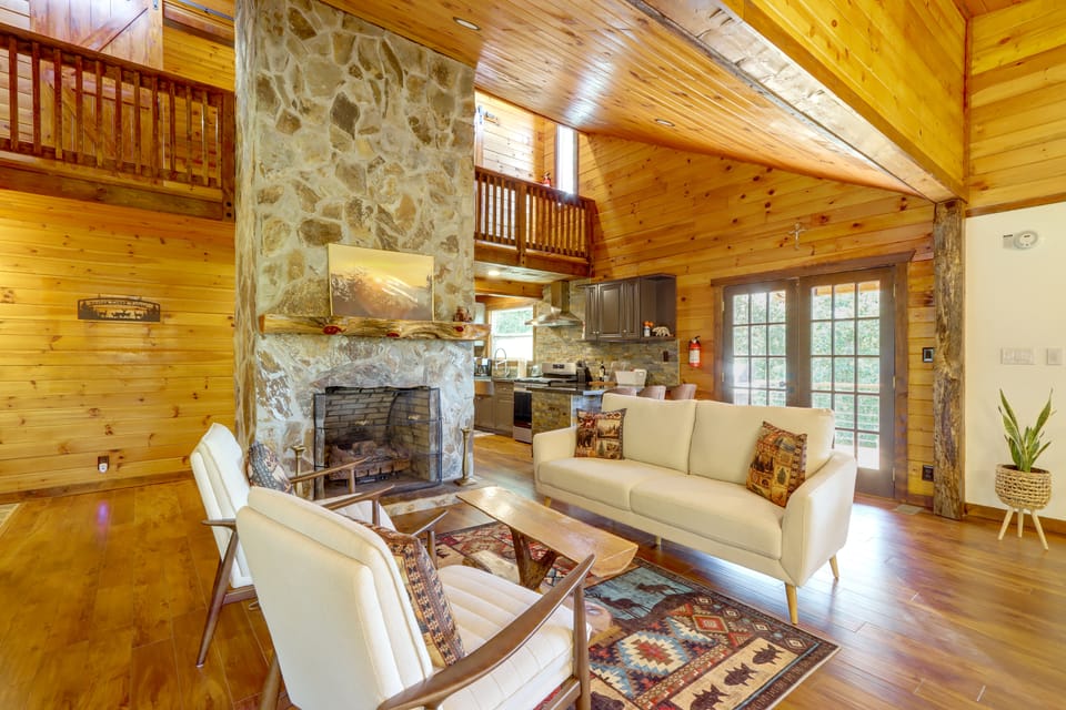 Walk to Creek! 10-Acre 'Spring Creek Lodge' House in Georgia