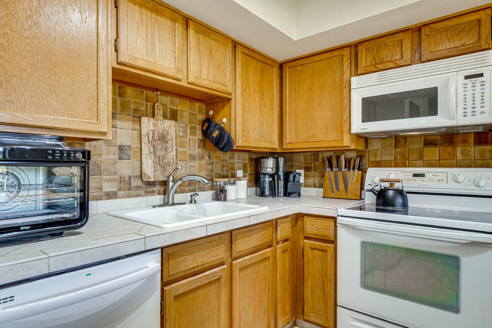 Hikes + Hot Tub Soaks! Extended Silverthorne Stay Apartment in Wildernest