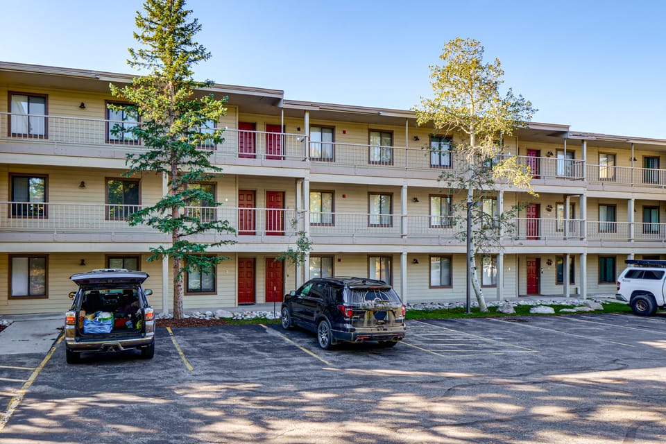 Hikes + Hot Tub Soaks! Extended Silverthorne Stay Apartment in Wildernest
