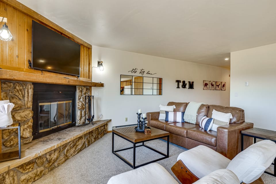 Hikes + Hot Tub Soaks! Extended Silverthorne Stay Apartment in Wildernest