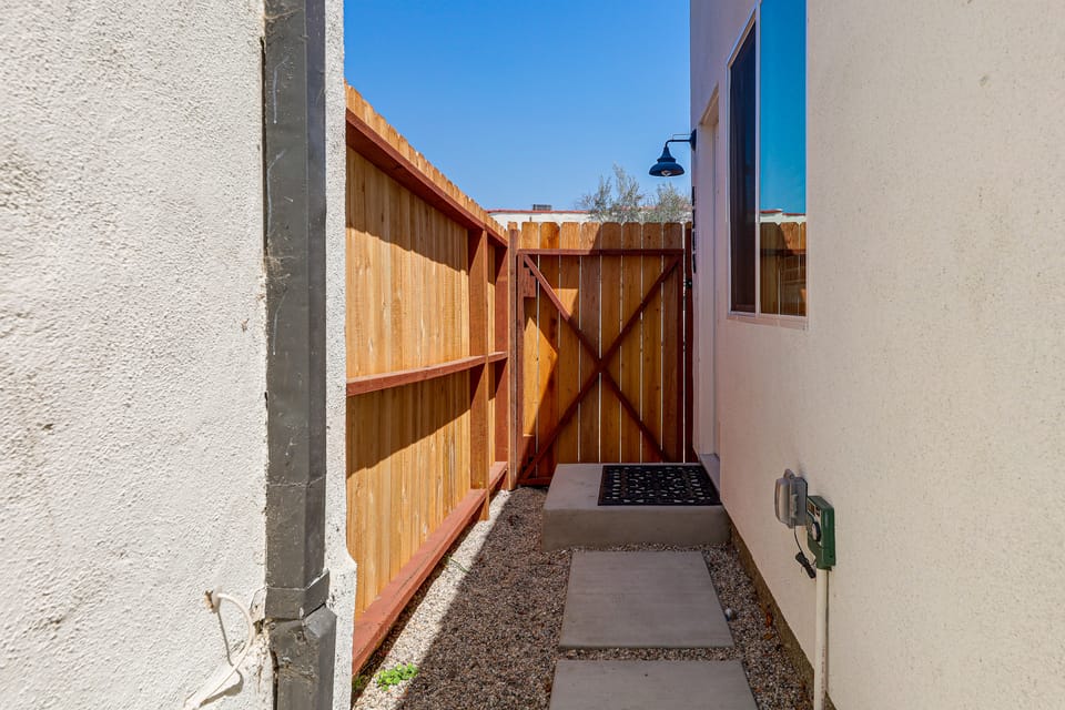 LA Chic: Mid-City Home By Shopping & Hot Spots House in San Fernando Valley