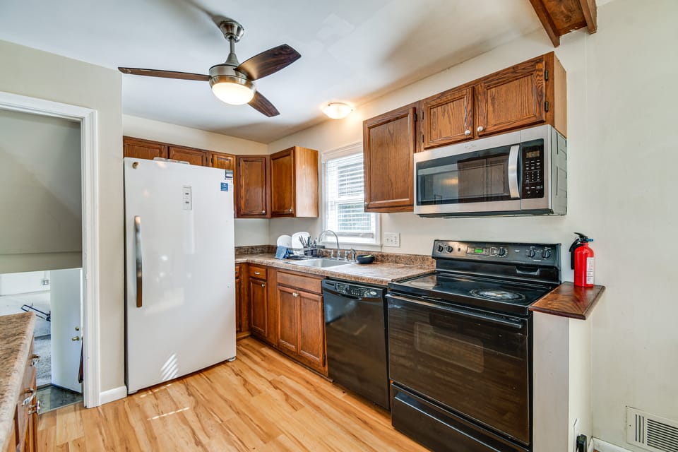3 Mi to Ontario Beach Park! Family Escape w/ Yard House in Rochester