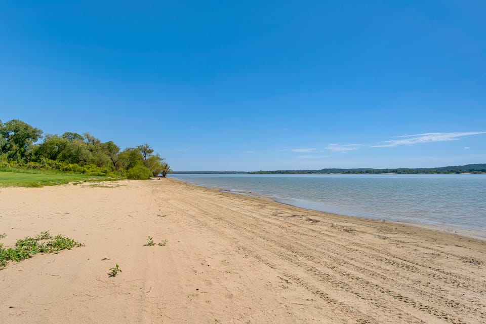Walk to Beach & Dock! Lake Texoma Family Getaway House in Lake Texoma