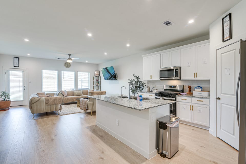 Modern Fresno Home w/ Yard: Near Parks & Shopping House in Arcola