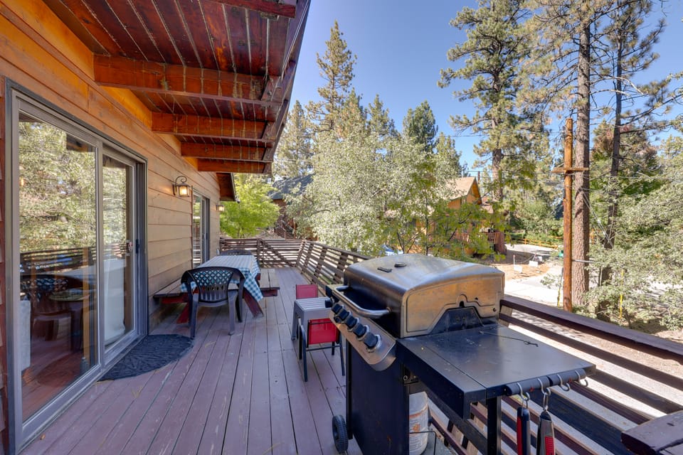 Soak, Ski & Play! Big Bear Cabin w/ Hot Tub House in Big Bear