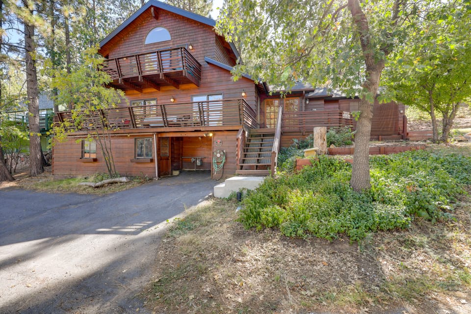 Soak, Ski & Play! Big Bear Cabin w/ Hot Tub House in Big Bear
