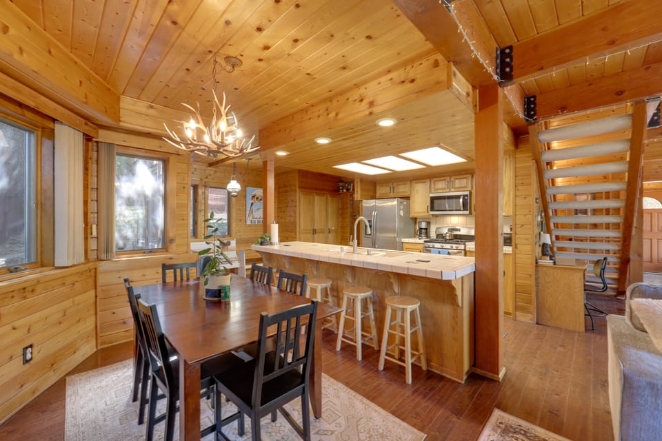Soak, Ski & Play! Big Bear Cabin w/ Hot Tub House in Big Bear