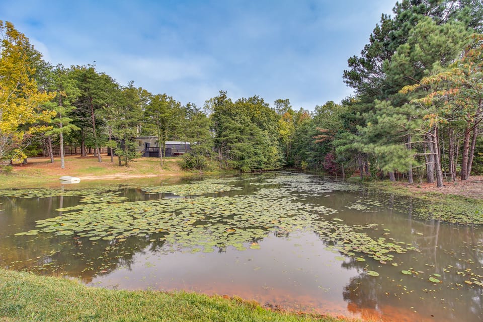 Peaceful Cabin on Pond w/ Hot Tub & More! House in Georgia