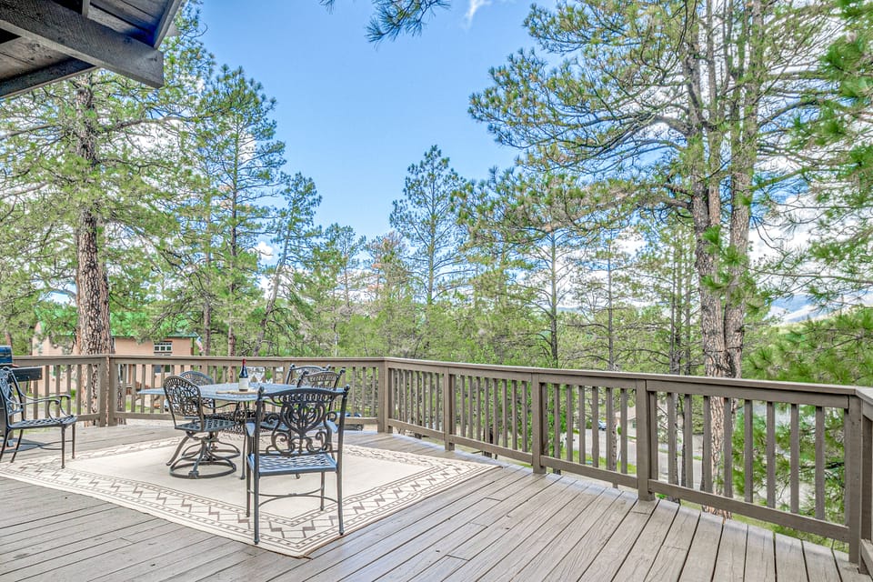 Comfortable Cabin w/ Hot Tub, Near Old Midtown House in Ruidoso