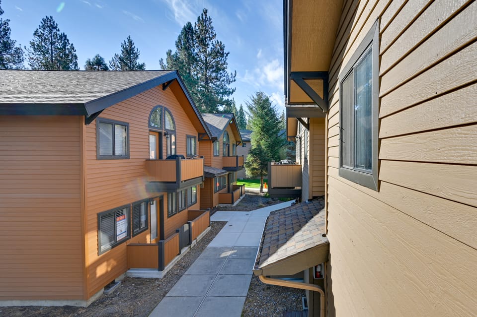 1 Mi to Sunriver Resort! Studio w/ Hot Tub Access Apartment in Sunriver