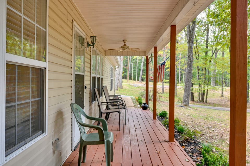 Family Home < 1 Mi to Lake & Paris Landing! House in Tennessee