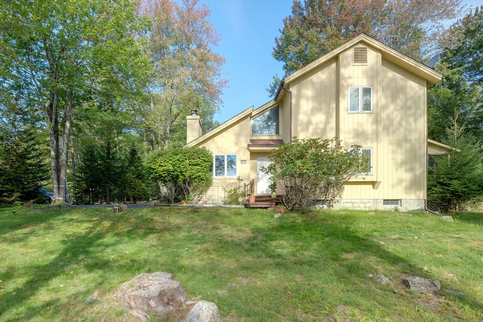 Screened Porch & Steps to Lake! Pocono Summit Home House in Coolbaugh Township