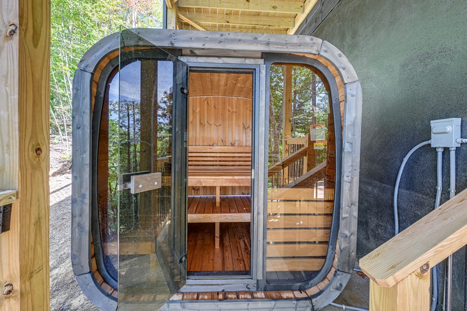 Sauna, Hot Tub & Smoky Mtn Views: Moonshadow Lodge House in Qualla