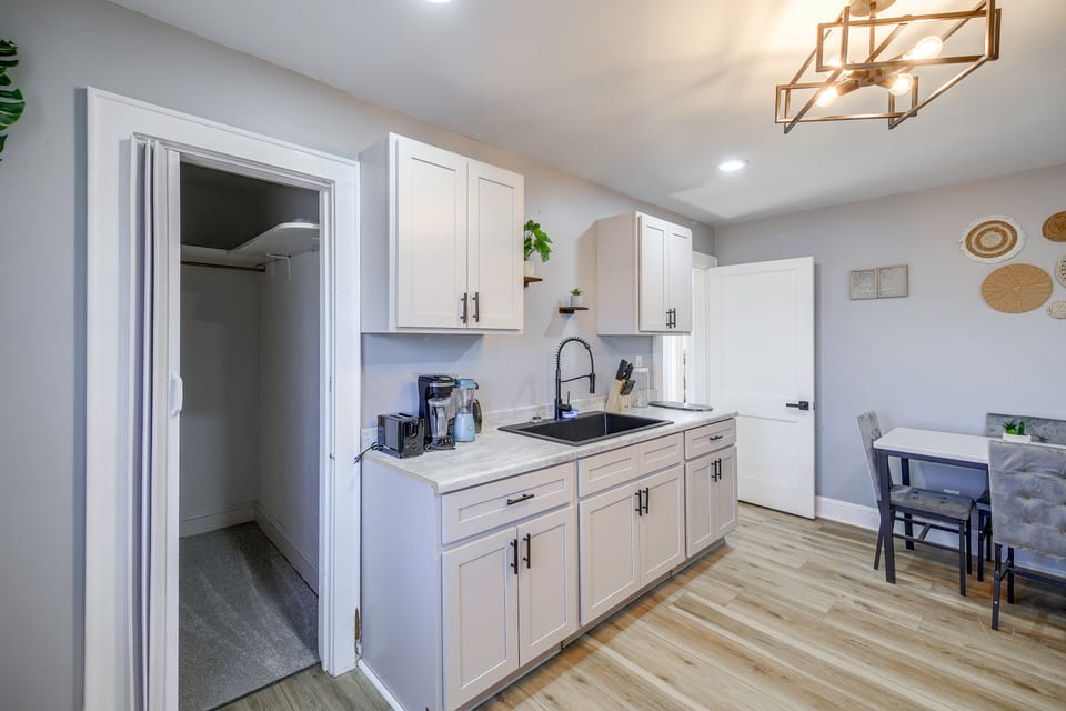 Couple's Welcome! Cozy Beckley Escape w/ Deck Apartment in Beckley