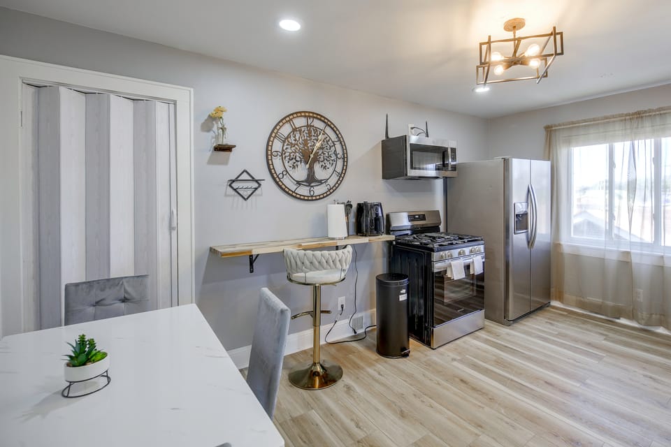 Couple's Welcome! Cozy Beckley Escape w/ Deck Apartment in Beckley