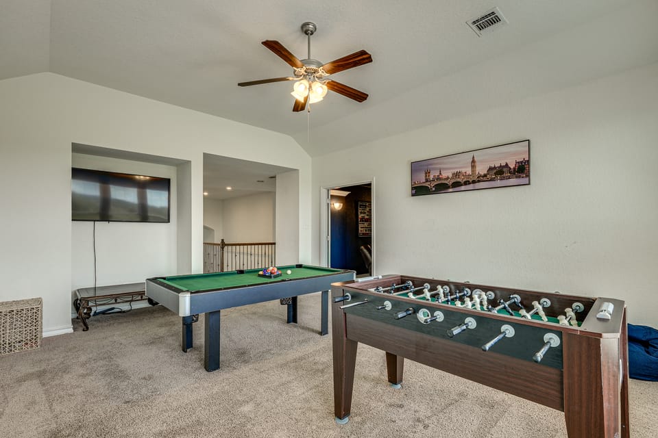 Home Theater & Game Room! 7BR San Antonio Retreat House in San Antonio