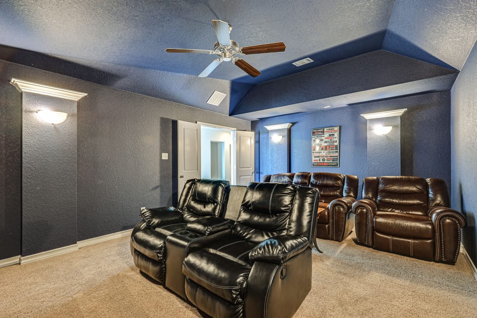 Home Theater & Game Room! 7BR San Antonio Retreat House in San Antonio