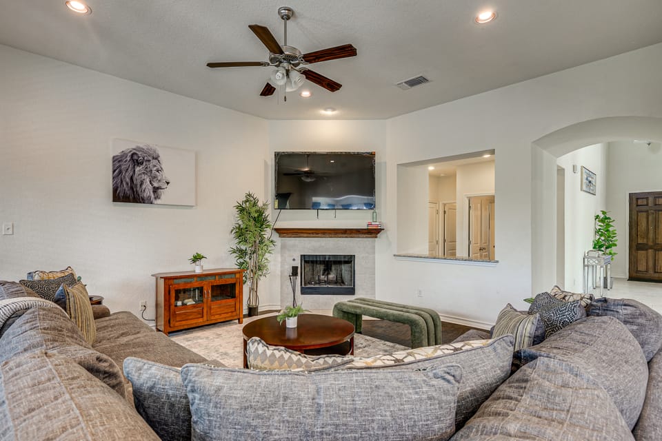 Home Theater & Game Room! 7BR San Antonio Retreat House in San Antonio