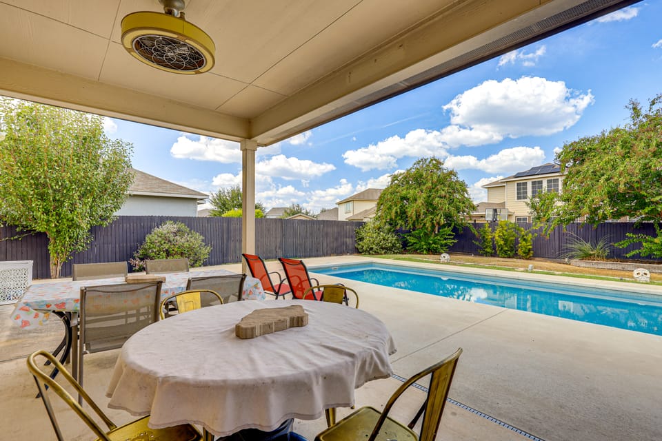 Hot Tub & Patio! Family Escape, 7 Mi to SeaWorld House in San Antonio