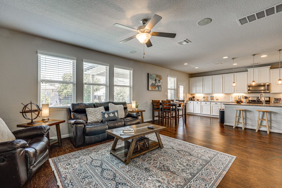 Hot Tub & Patio! Family Escape, 7 Mi to SeaWorld House in San Antonio