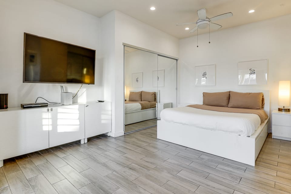 Boardwalk Escape: Beachfront Santa Monica Condo Apartment in Santa Monica
