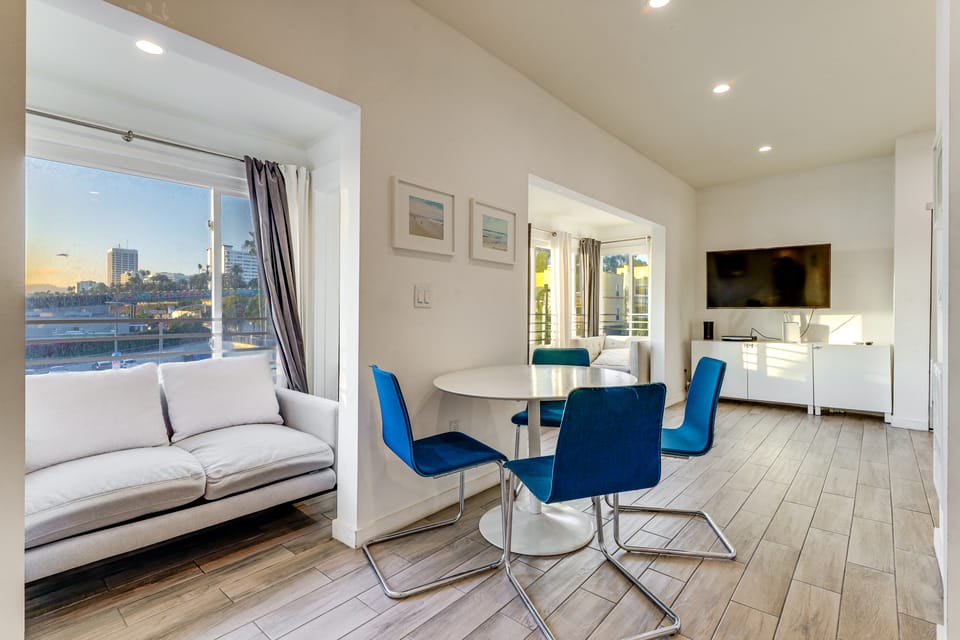 Boardwalk Escape: Beachfront Santa Monica Condo Apartment in Santa Monica