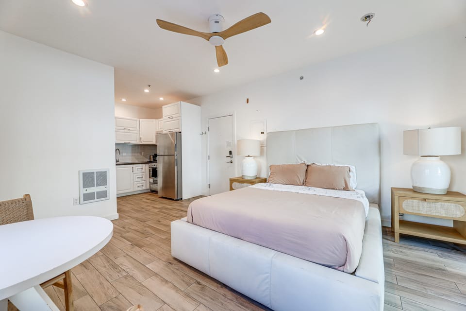 Sunset Strolls & Seaside Fun: Santa Monica Condo! Apartment in Santa Monica