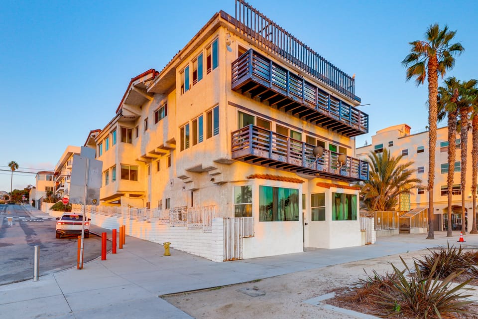 Sunset Strolls & Seaside Fun: Santa Monica Condo! Apartment in Santa Monica