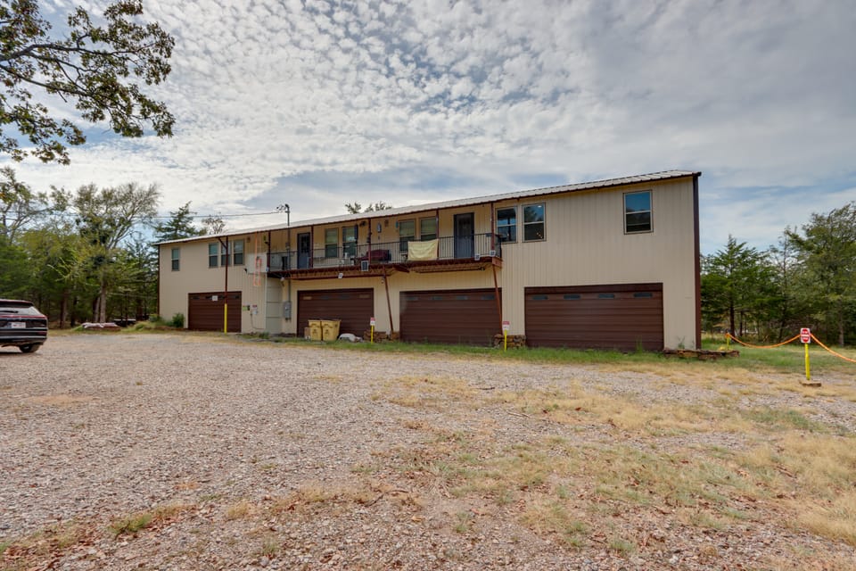 Shared Game Room & Deck: Condo Near Lake Tenkiller Apartment in Tenkiller Ferry Lake