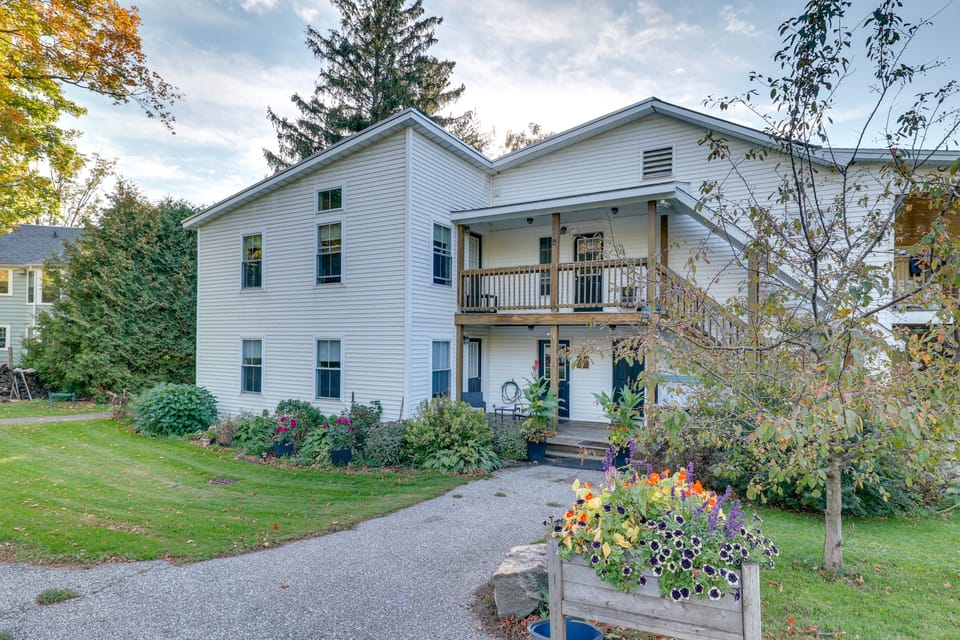 Walk to Downtown Shops, Dining! Recreational Trail Apartment in Saint Albans City